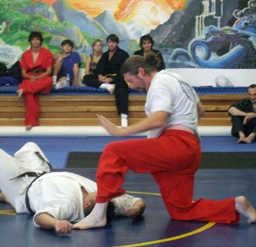 Sensei Reed uses his t-shirt for self defense